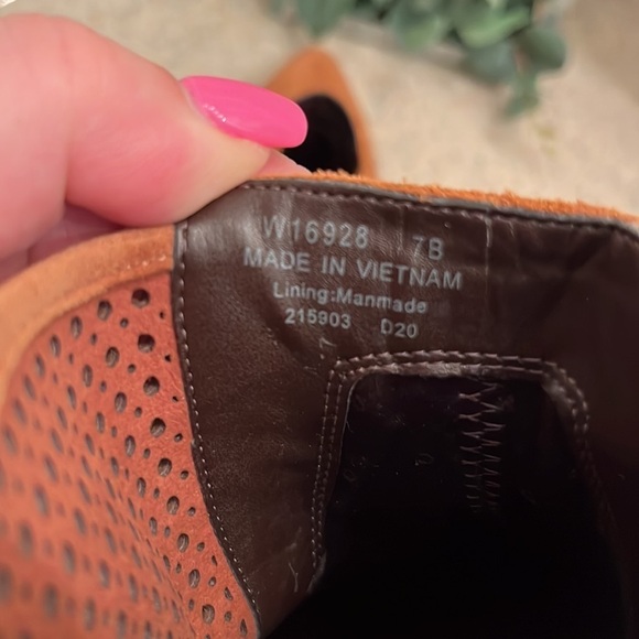 Cole Haan brand size 7B booties with zip closure in back - Picture 6 of 7
